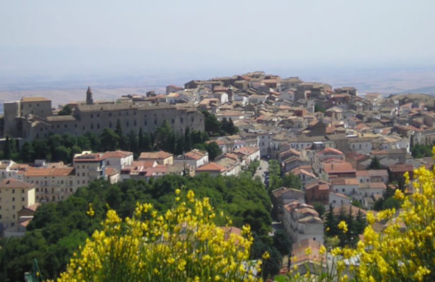 Dirigente “furbetto” ruba 1,2 milioni di euro dalle casse del comune: arrestato