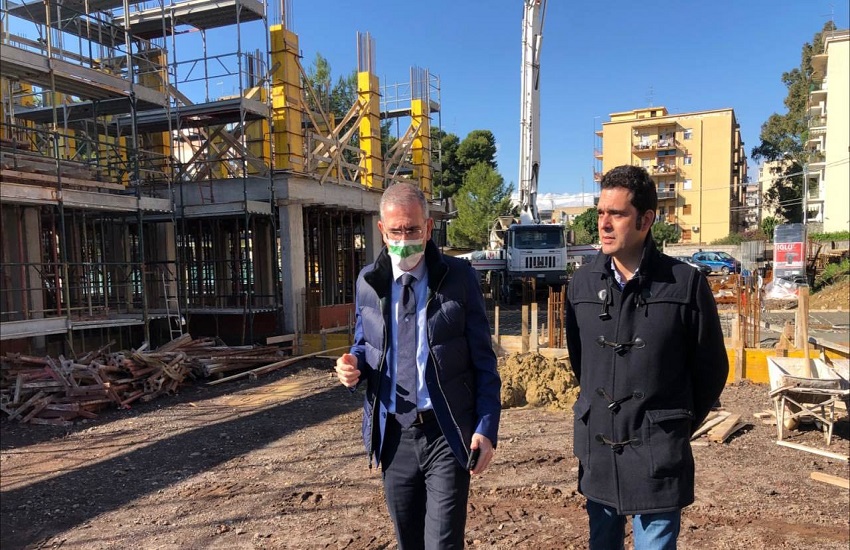 Catania, assessore Falcone al cantiere di costruzione 21 alloggi Istituto Autonomo Case Popolari a corso Indipendenza