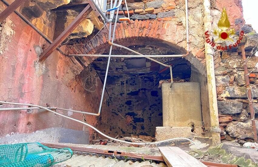 Catania, paura in via Fenga, crolla il tetto di una casa, ferita una donna – Foto gallery