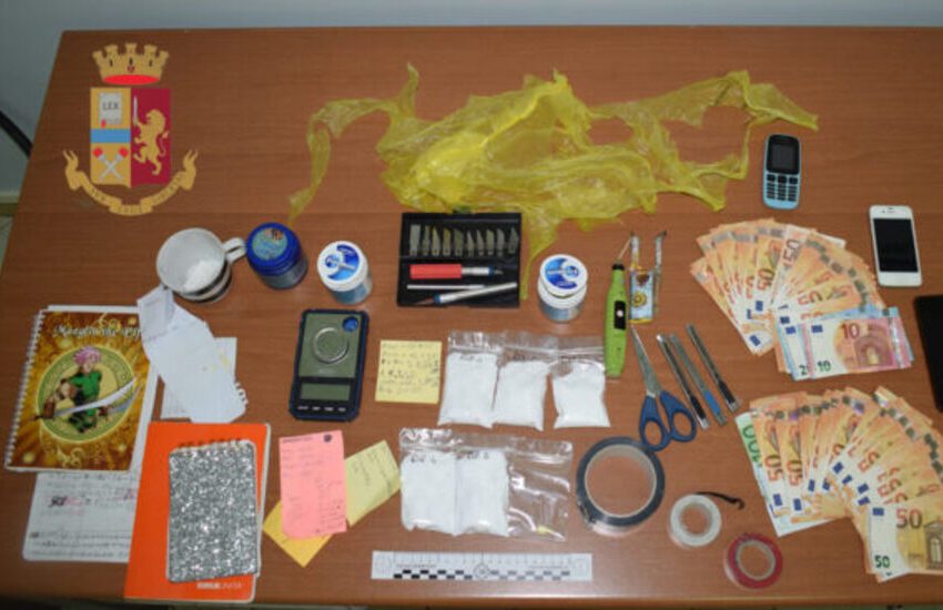 Laboratorio della droga e 2700 euro in casa. Arrestato per spaccio 51enne