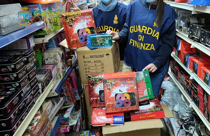 Randazzo, sequestrati oltre 800 prodotti tra luci di Natale e giocattoli pericolosi per la salute dei consumatori