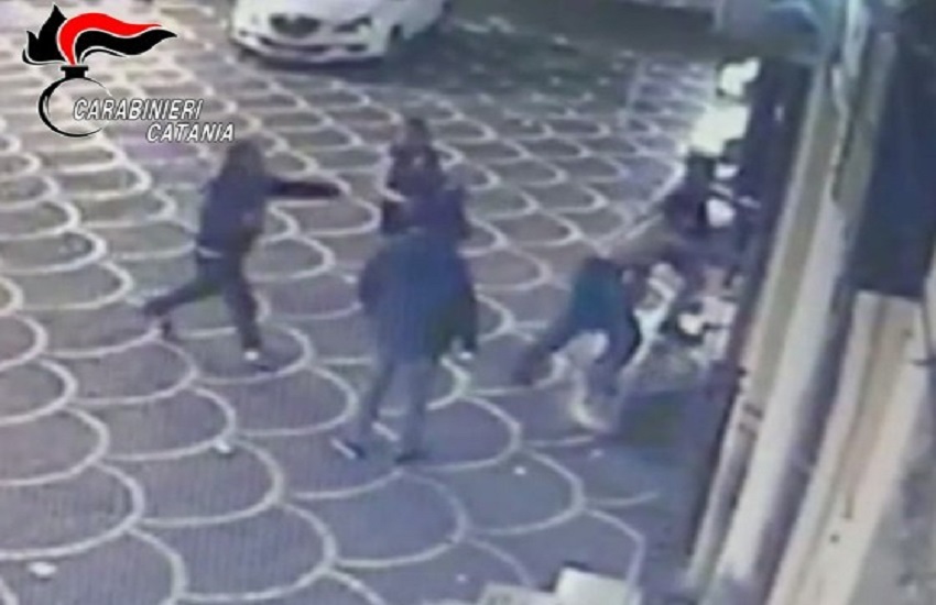 Violenta rissa tra paternesi e romeni in un bar: carabinieri denunciano sette persone -VIDEO