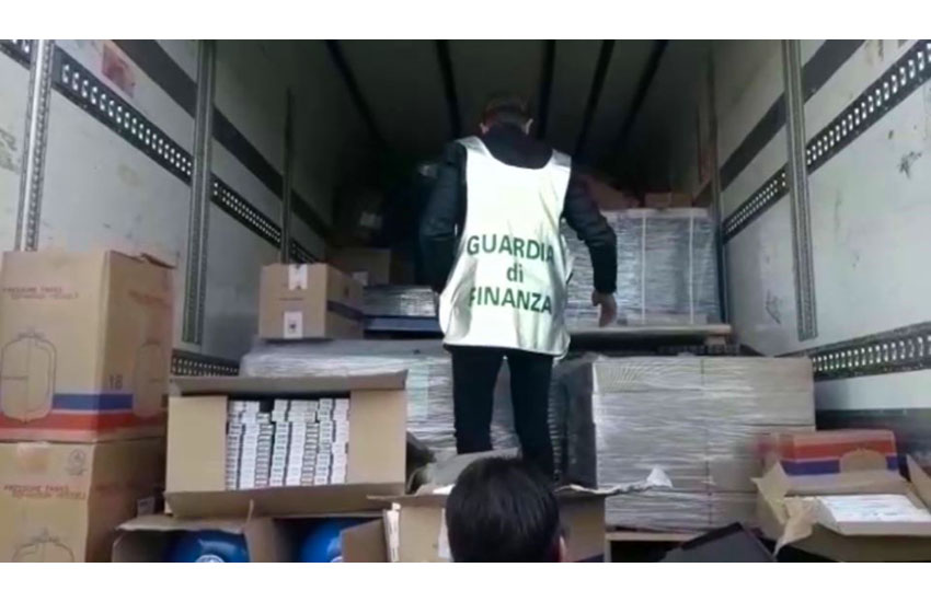 Contrabbando di sigarette tra Napoli e Caserta: sequestrati 16 automezzi e scovati 11 depositi