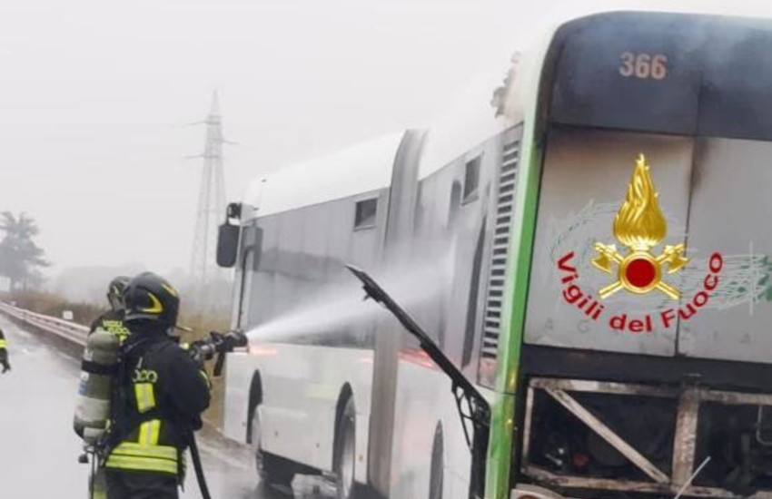 Autobus in fiamme tra Novara e Trecate