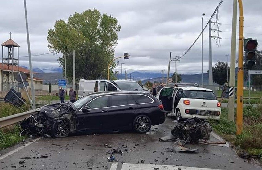 Sezze, terribile scontro lungo via Migliara 47