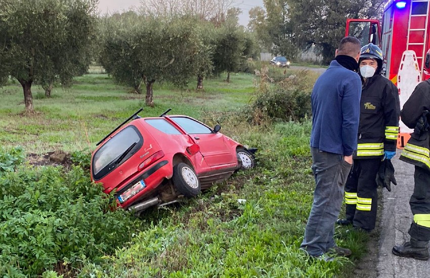 Con l’auto in un canale, i soccorsi non lo trovano: la terribile disavventura di un ragazzo di Sezze