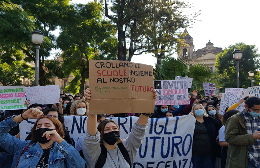 Scuola, studenti in piazza nella Catania dei crolli: “Vogliamo studiare, non rischiare la vita”