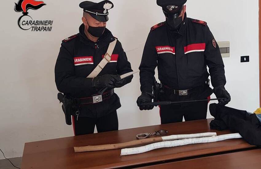 Rissa a Marsala, 8 indagati tra cui 3 minorenni, sequestrati coltelli e bastoni foderati