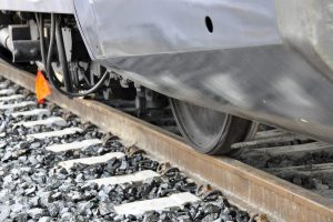 A15, pulmino precipita sui binari mentre arriva il treno: un morto