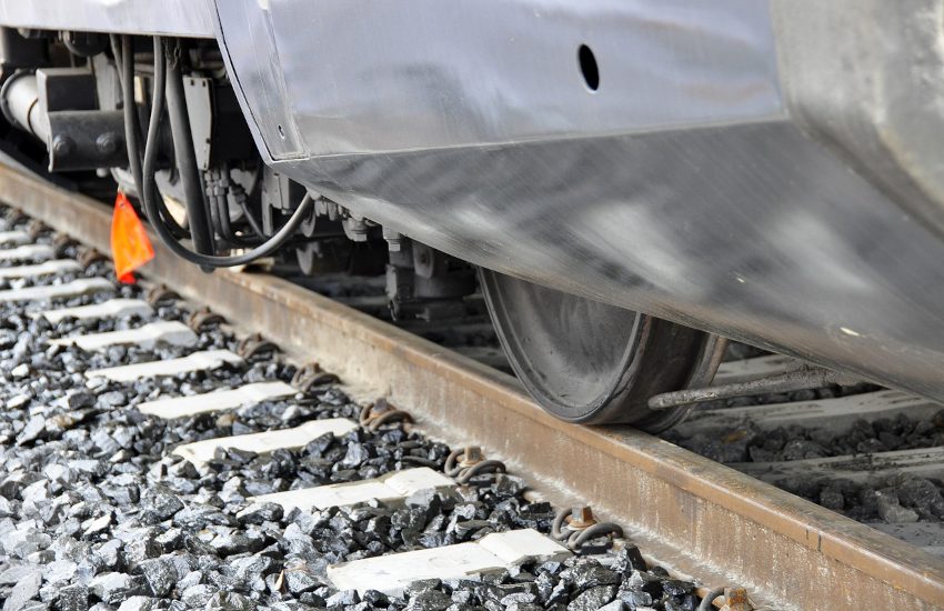 A15, pulmino precipita sui binari mentre arriva il treno: un morto