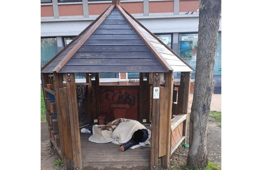 Senza tetto dorme all’aperto a Formia: parte da facebook la corsa di solidarietà per aiutarlo