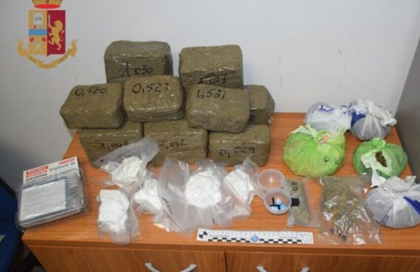 Oltre 10 chili di droga nascosti nelle auto, tre persone arrestate per spaccio