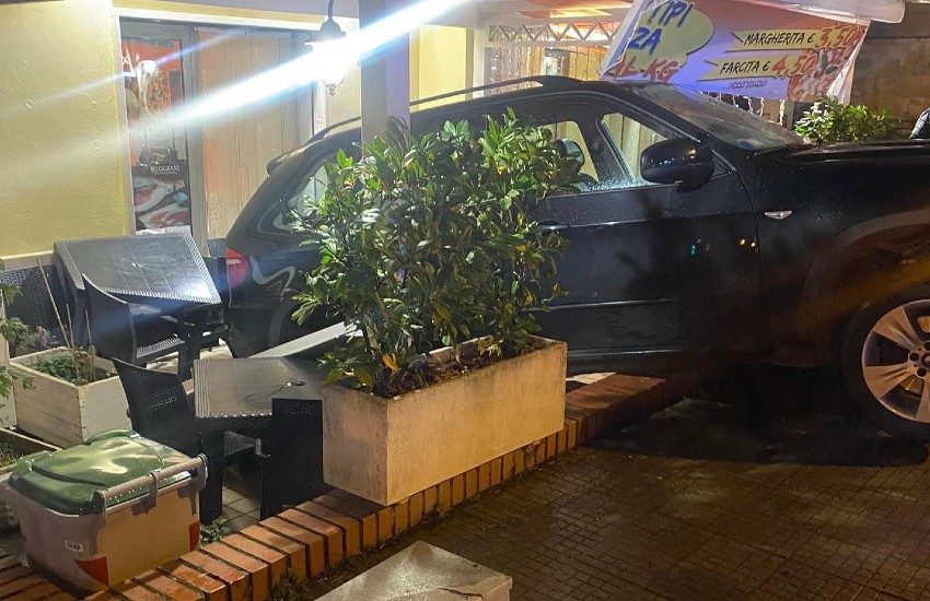 L’attimo di distrazione di un guidatore poteva provocare una tragedia oggi pomeriggio a Latina Scalo