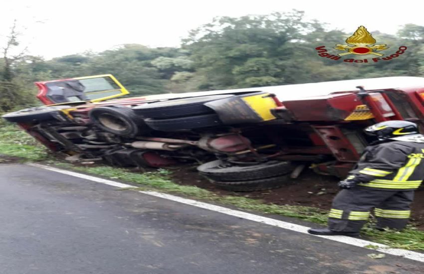 Gallicano nel Lazio, incidente in Via Tivoli: autocisterna con 12mila litri di Gpl si ribalta