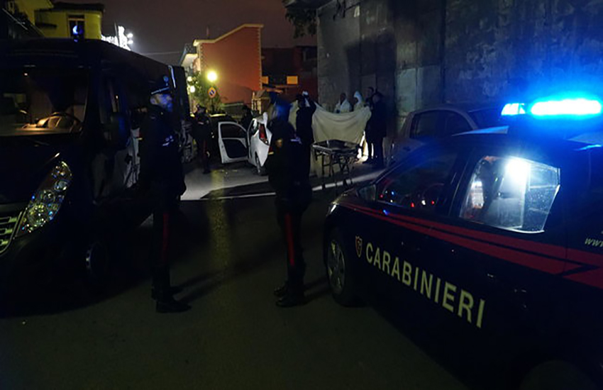 Tragedia a Napoli, reagisce a una rapina e viene ucciso: poco prima avevano assaltato il negozio del fratello della vittima