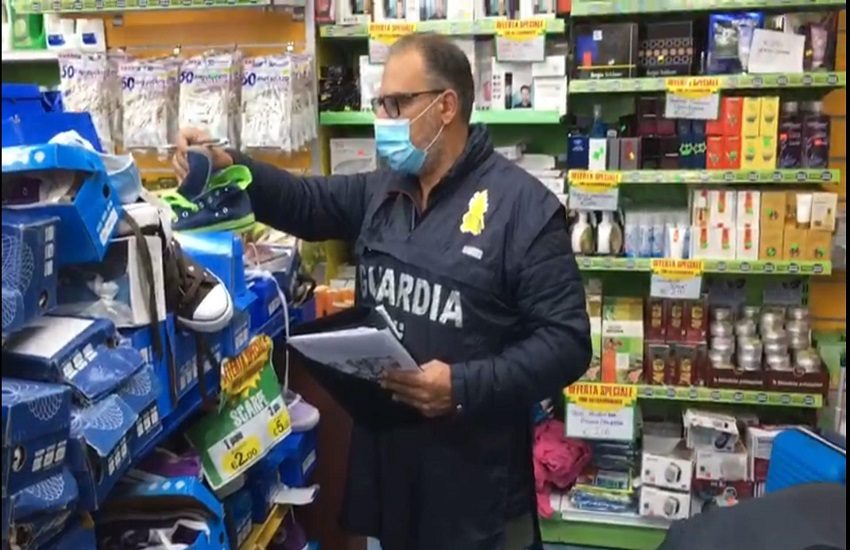 Bagheria, sequestrate 400 scarpe Converse contraffatte a noto negozio del centro