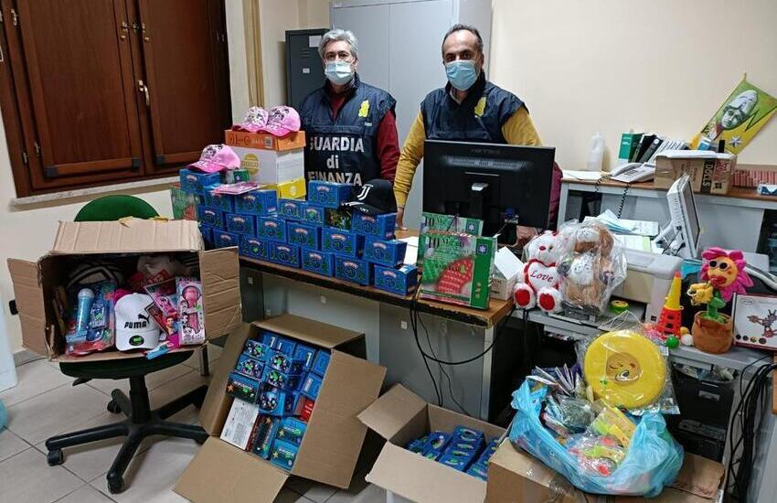 Caltanissetta, sequestrati oltre 15mila giocattoli e articoli pericolosi per la salute