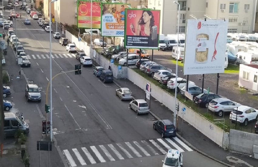 Tragedia sfiorata in viale Raffaello Sanzio, palo della luce si abbatte su un’auto
