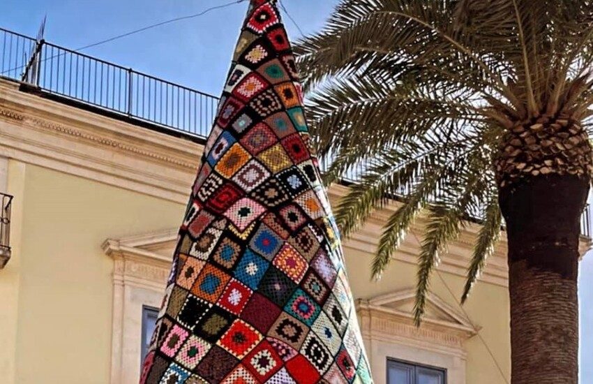 A Pozzallo “l’albero della nonna”: decorazione alta 6 metri interamente realizzato con scarti di maglioni e coperte e cucito dalle volontarie del gruppo “Uncinettine”