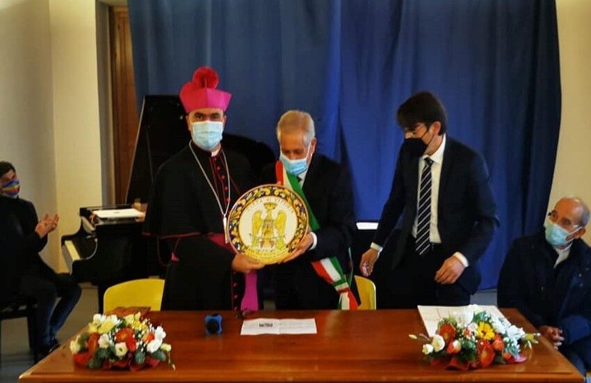 Vittoria: conferita cittadinanza onoraria al Vescovo La Placa