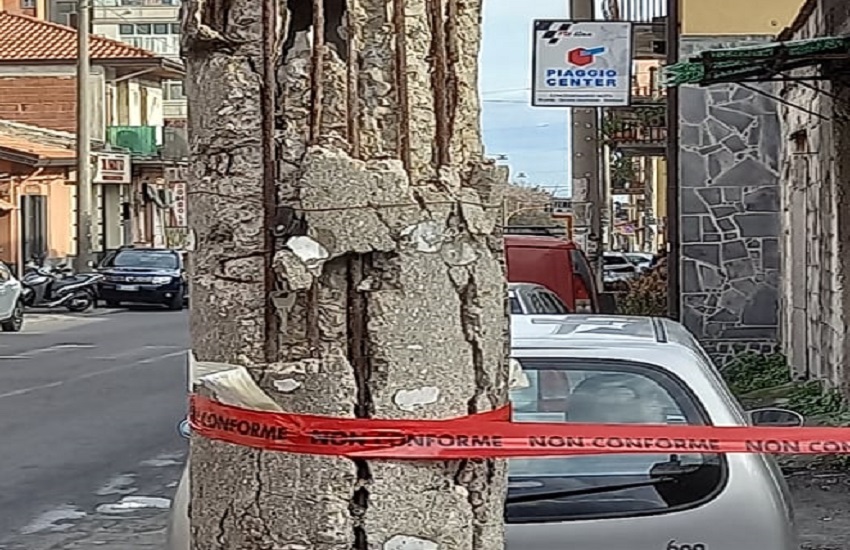 Via Pietro Novelli, lampione pericolante toccato da un bobcat: sfiorata la tragedia