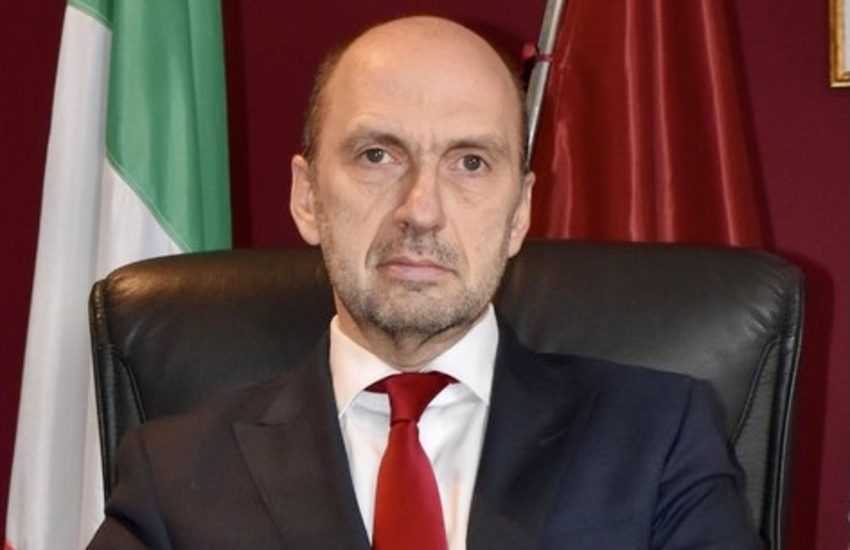 Questore si uccide nel suo ufficio con un colpo di pistola