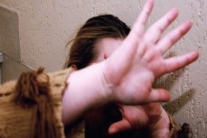 Orrore in Calabria, consentivano violenze sulle figlie disabili per pochi euro: due gli arresti