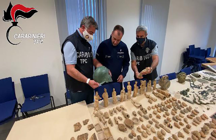 Taranto, trafugavano reperti archeologici per venderli sul mercato internazionale: recuperati oltre 2mila pezzi (VIDEO)
