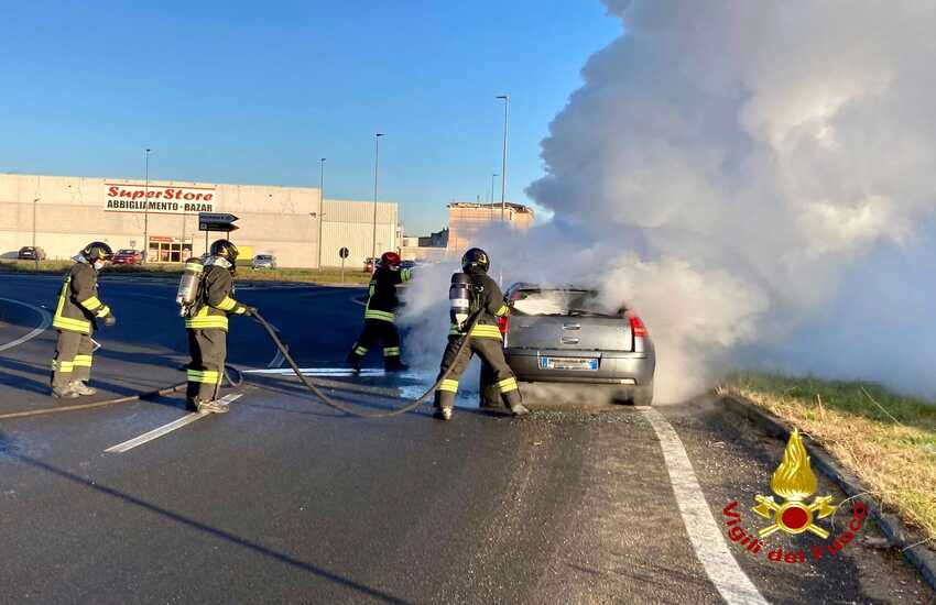 Novara: incendiata un’automobile