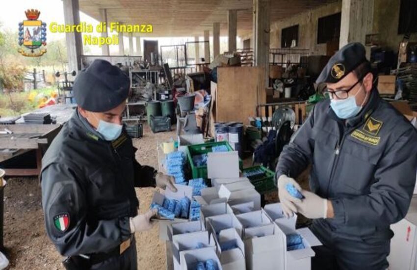 Scoperta una tonnellata di fuochi pirotecnici illegali clandestini a Piazzolla di Nola. Sui botti la scritta “D10S” (VIDEO)