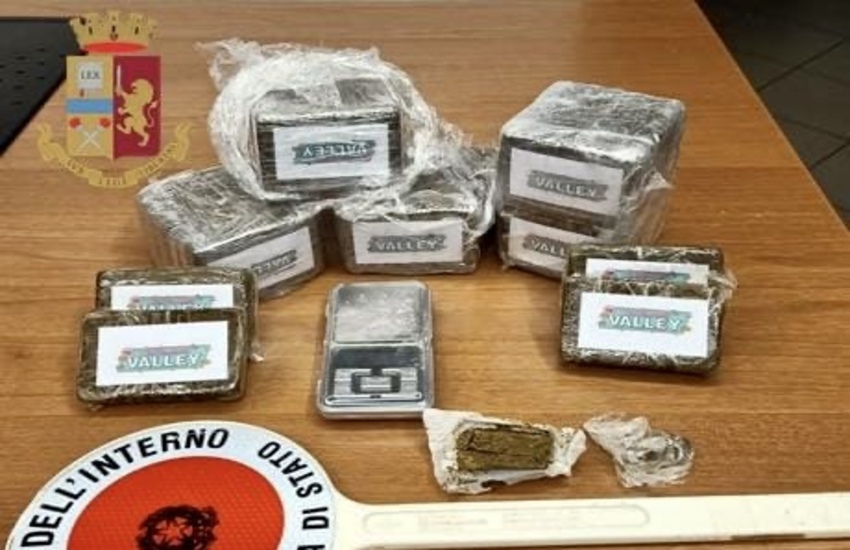 Milano: 3 kg di droga in albergo, Polizia arresta 27enne