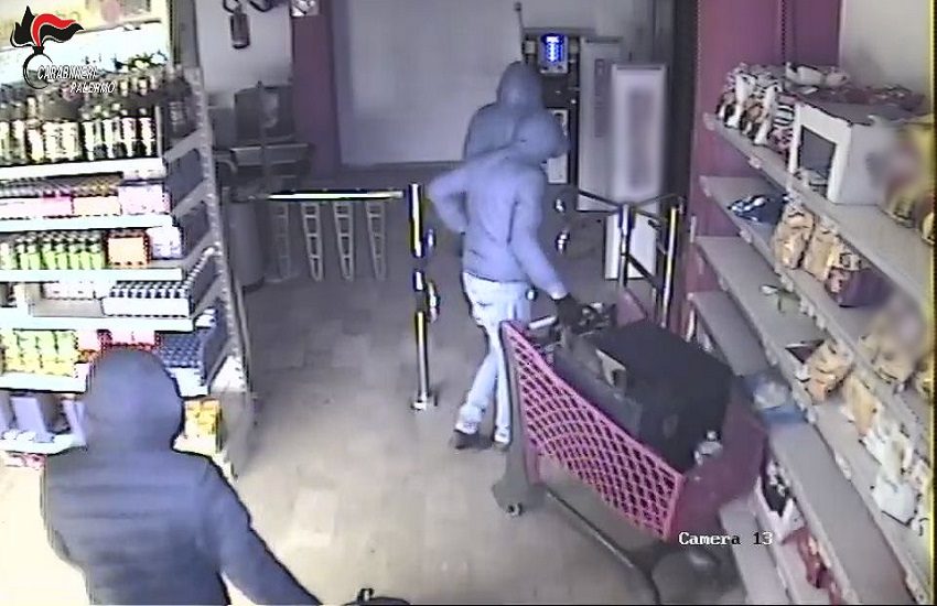 Palermo, furto, riciclaggio e spaccio di droga al quartiere Sperone: 11 persone fermate