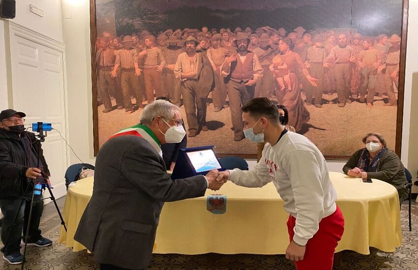 Vittoria: consegnata targa a Michele Zocco della palestra Muay Thai Mania per il recente titolo italiano conquistato