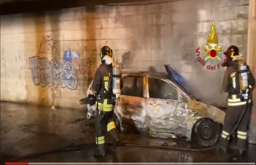 VIDEO-GENOVA: auto in fiamme nel sottopasso. Tanta paura per la quantità di fumo e calore