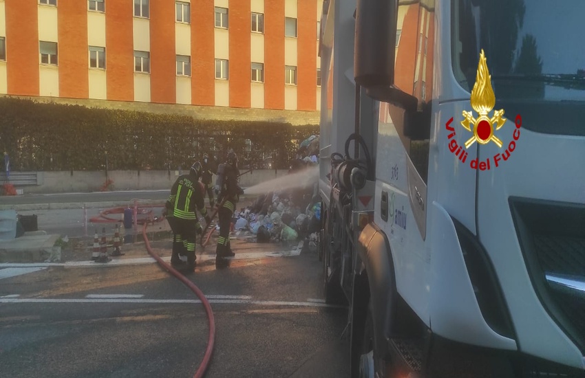 Genova: brucia un compattatore. Le foto