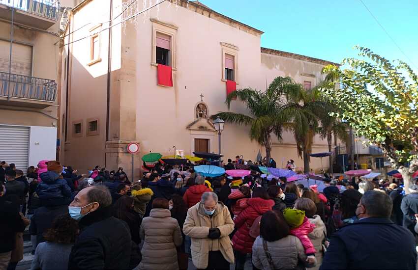 Comiso: continuano i festeggiamenti in onore di Santa Lucia. Grande successo per la tradizionale “ittata re nuciddi”