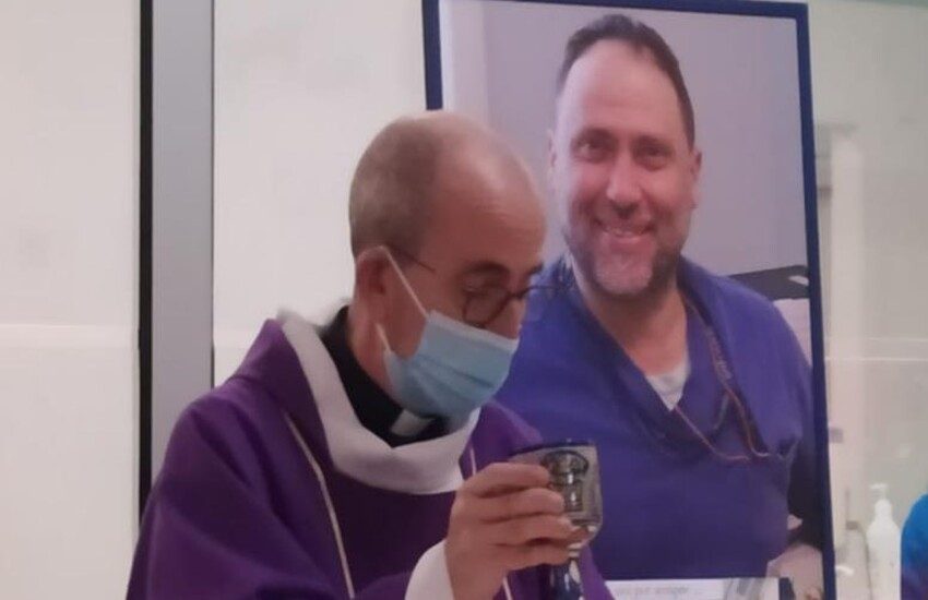 “Una persona che si è sempre fatta in quattro per gli altri, ma che è stata uccisa dal Covid”. Il sentito ricordo dell’infermiere Pozzallese Saverio Armenia, durante la Messa al PS di Ragusa, ad un anno dalla sua scomparsa