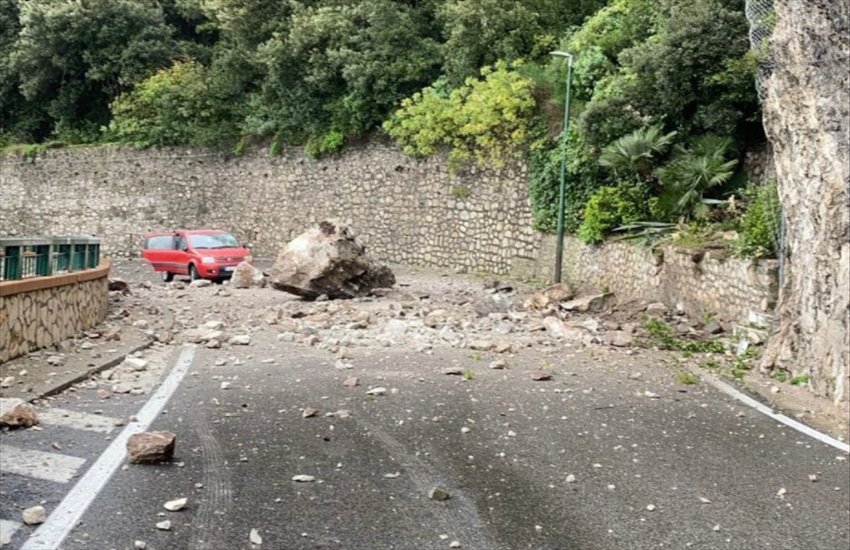 Tragedia sfiorata a Capri, un enorme masso cade giù dal costone a pochi metri da un’auto