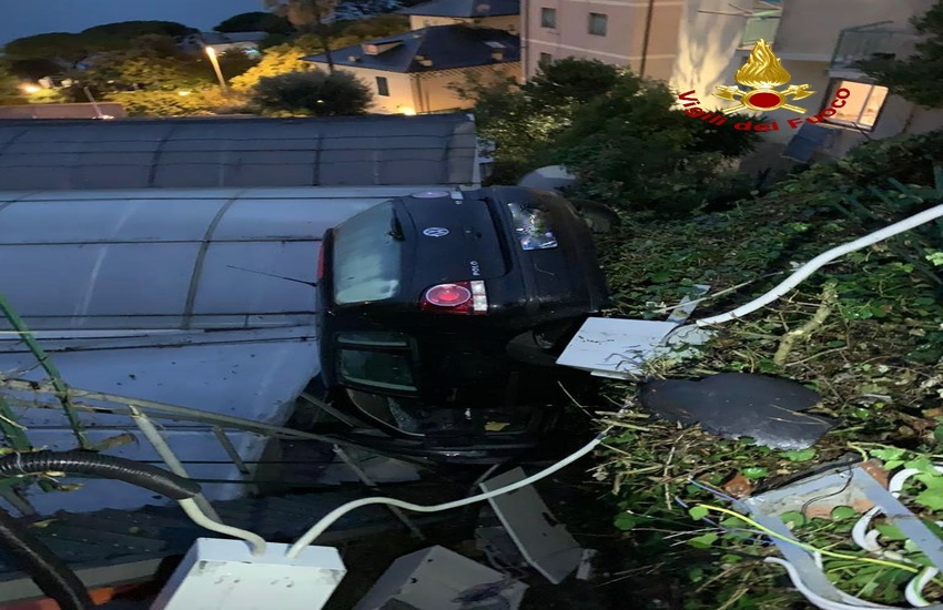 Incredibile incidente stradale: auto travolge cabina Enel e resta in bilico tra i cavi