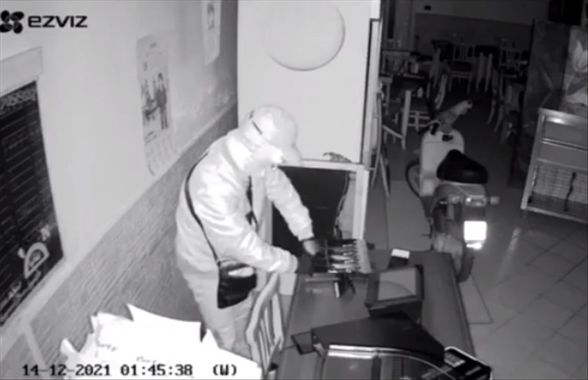 Furto di notte in una pizzeria di Pianura: il titolare condivide il video per permettere di acciuffare il criminale (VIDEO)