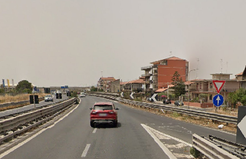 Strada Statale 121 Catania-Paternò, auto esce fuori strada: traffico bloccato, tre feriti
