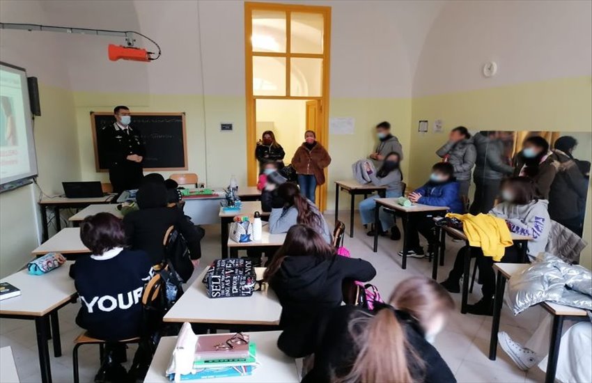 Cyberbullismo, i carabinieri per un giorno vestono i panni di docenti e incontrano gli studenti della Sanità
