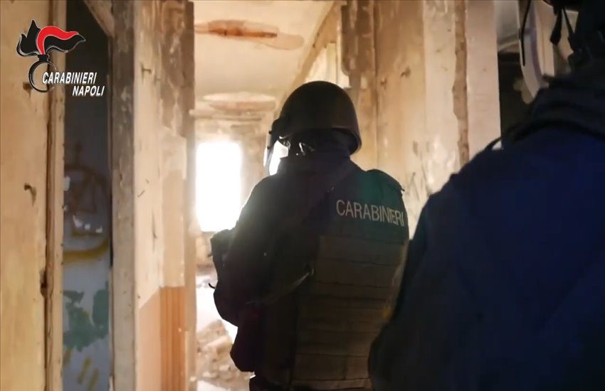 “Narcos” di Melito tradito dai social: irreperibile da 11 anni, era nell’elenco dei 100 latitanti più pericolosi (VIDEO)