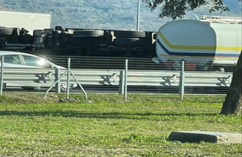 Grave incidente sulla A30, si ribalta camion carico di ferro in prossimità dello svincolo di Sarno