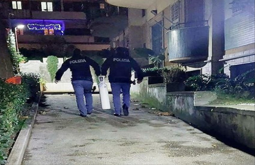 San Giorgio, resta senza ossigeno nella notte di Natale: poliziotti “angeli custodi” portano una bombola ad una donna malata