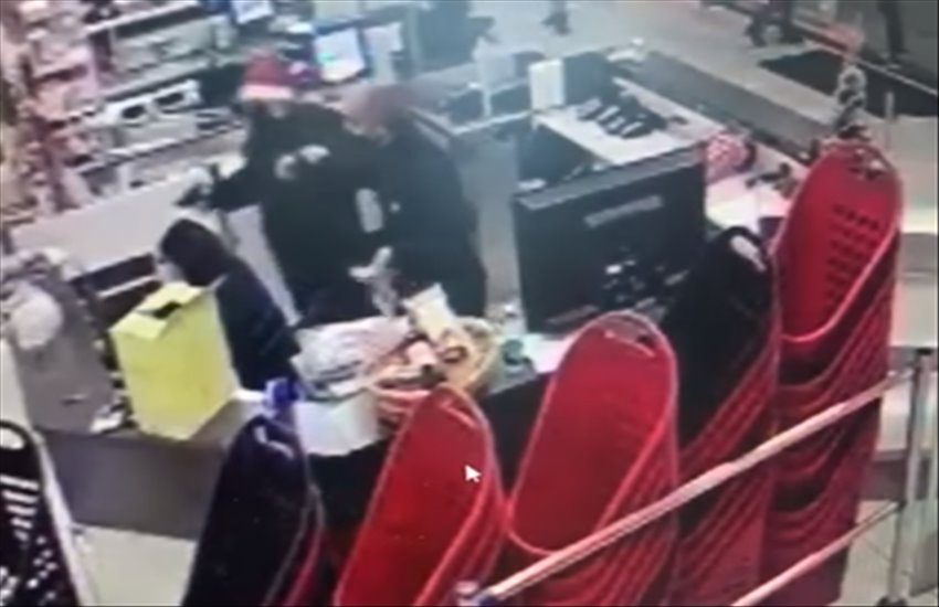 Terrore a San Giovanni a Teduccio: rapina a mano armata, dipendenti in ostaggio (VIDEO)