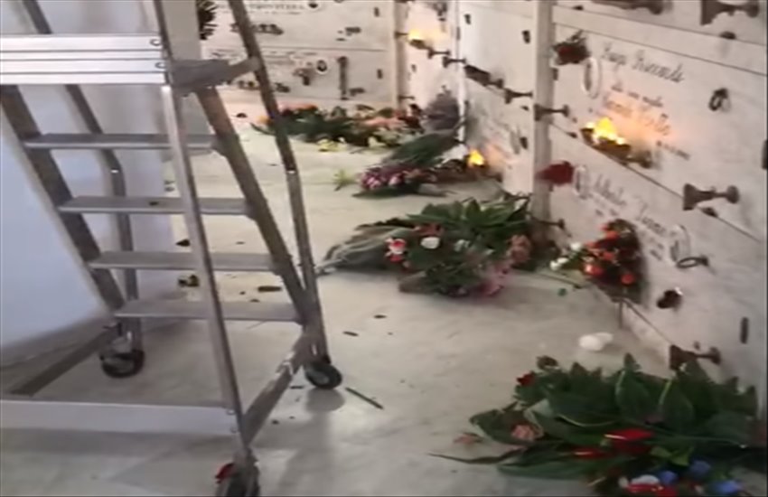 Vergogna al cimitero di Ponticelli, rubati portafiori e vasi in rame (VIDEO)