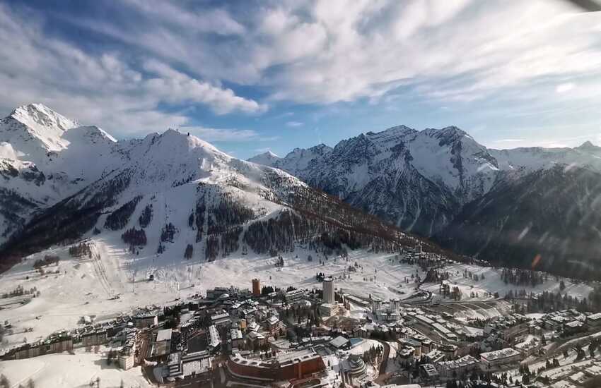 Video-Sestriere: un giro in elicottero nel comune più alto d’Italia. Guarda le piste da sci dall’alto!