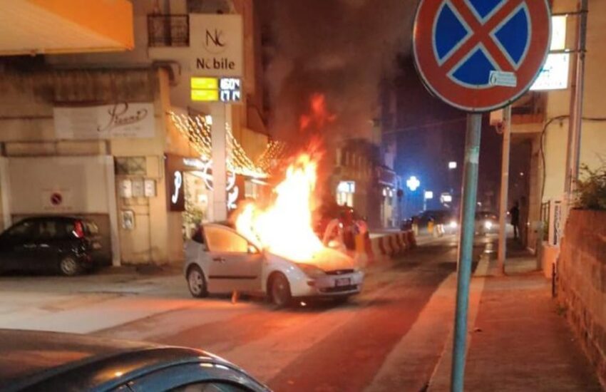 Vittoria: auto in fiamme vicino al Mercato dei Fiori