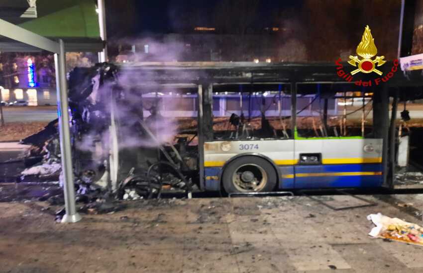 Torino: attimi di paura per un autobus distrutto dalla fiamme. Le foto